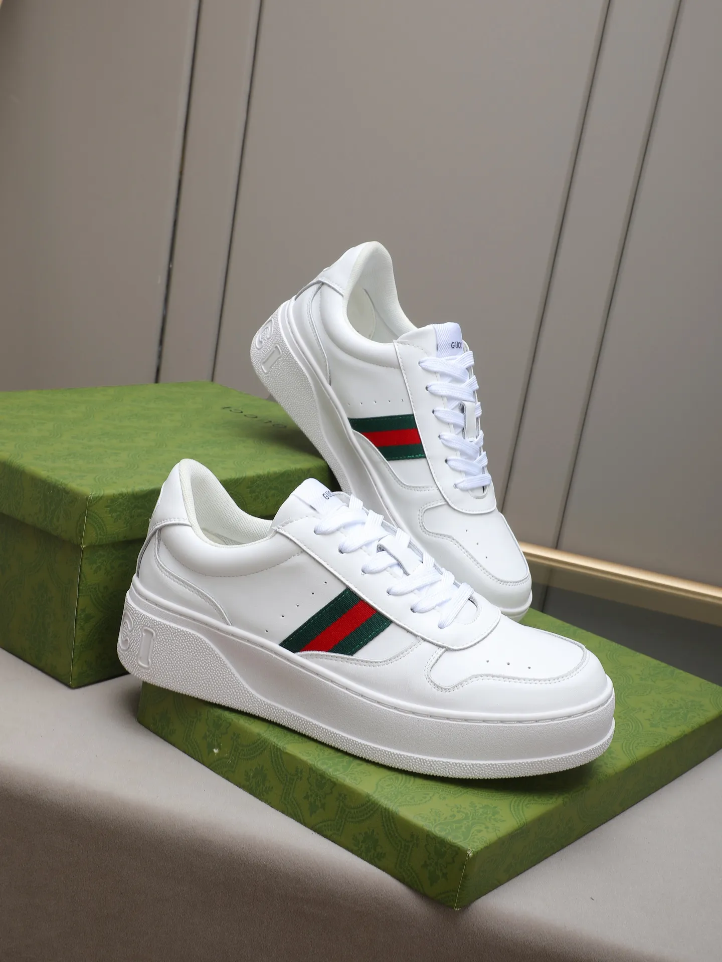 PP420 new men's shoes GUCCI fashion trend, made of first-layer calfskin➕breathable mesh lining! The foot feels super comfortable and the workmanship is impeccable. The original ultra-light outsole, size: 38-44 (45 customized), 5 colors to choose from!